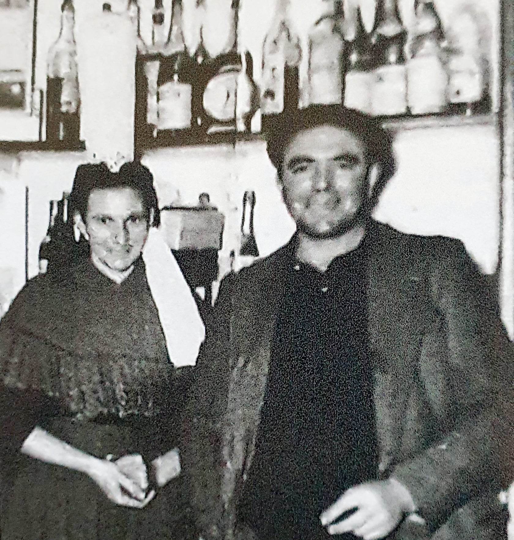 Alice et Etienne DANIEL : dans leur Bar le vacancier trouvait de quoi acheter quelques denrées... et tout le nécessaire pour camper "à l'aise" !